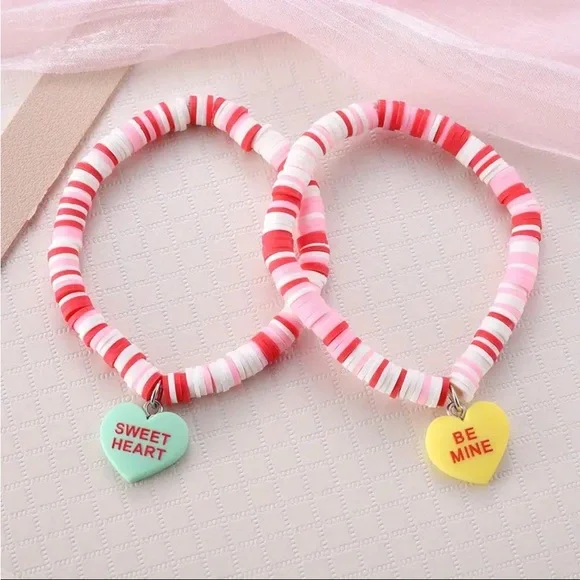 Valentine'S Day Heart-Shaped Charms That Say 'Hug Me' And 'Be Mine'. - Picture 7 of 12